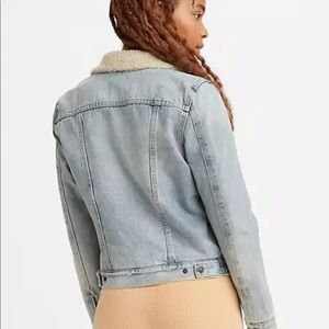 Levi’s Original Sherpa Trucker Jacket in lightwash size small